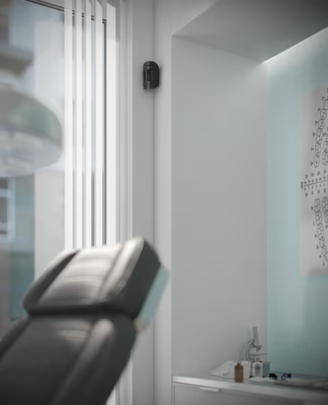 Détecteur de fumée AJAX FireProtect Plus installé au plafond