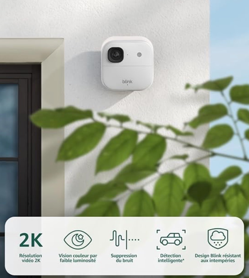 Caméra de surveillance extérieure installée sur façade